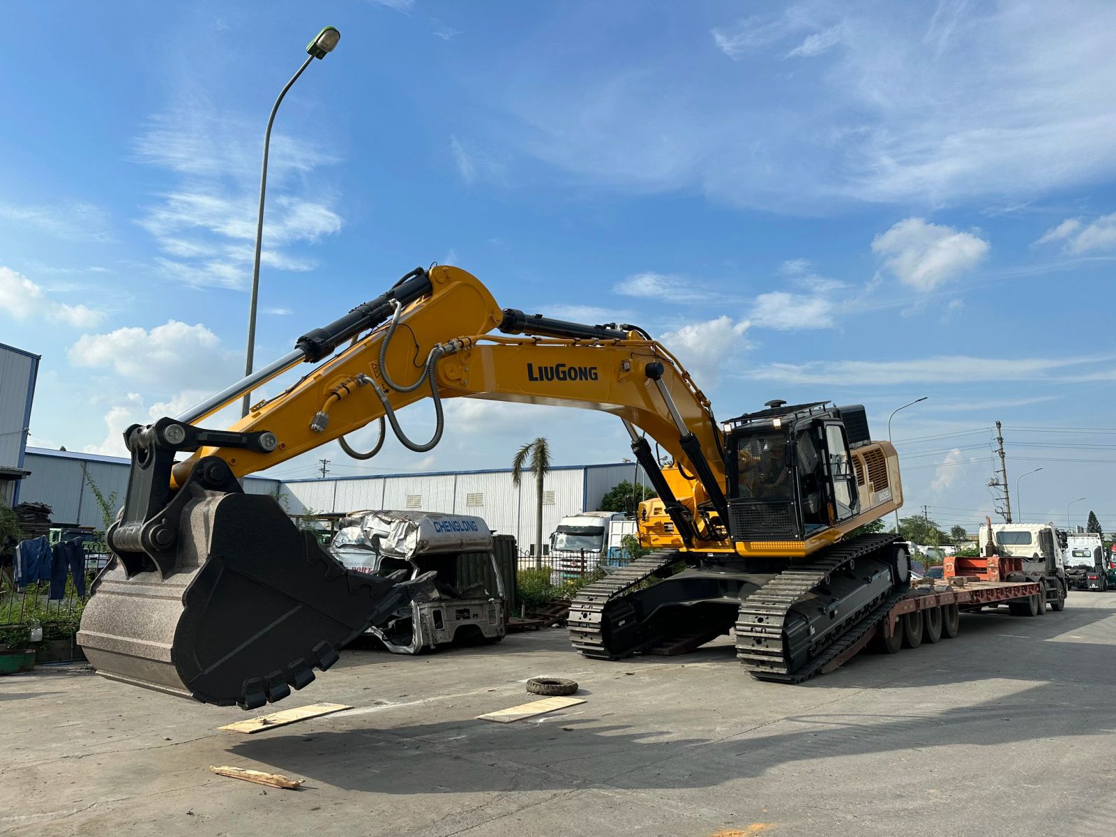 Cấu trúc bền bỉ của máy xúc đào bánh xích