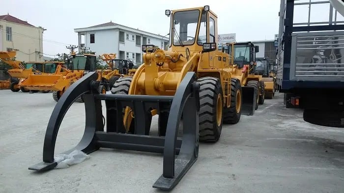 xuc-lat-gap-go-1-2 máy xúc lật gắp gỗ ZL50CN sức nâng 5 tấn